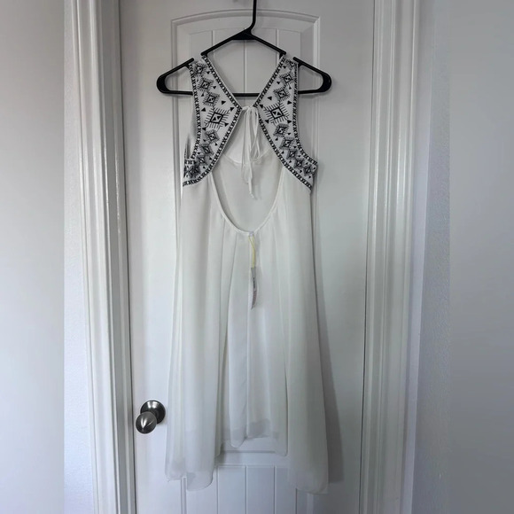 BCBG Generation White Embroidered Chiffon Mini Dress with Open Back Size M - Picture 2 of 16